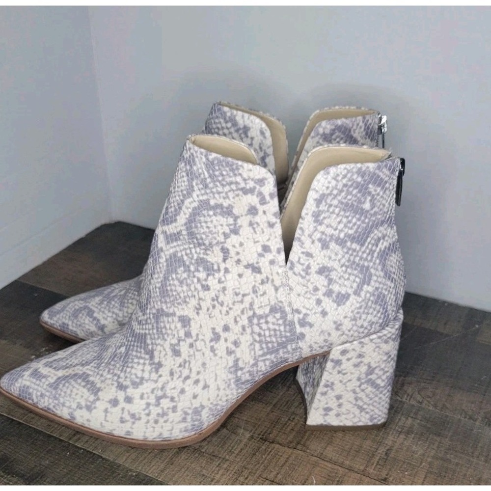 Vince Camuto Snakeskin Booties Zip Back Size 12 Jestama - Picture 1 of 9